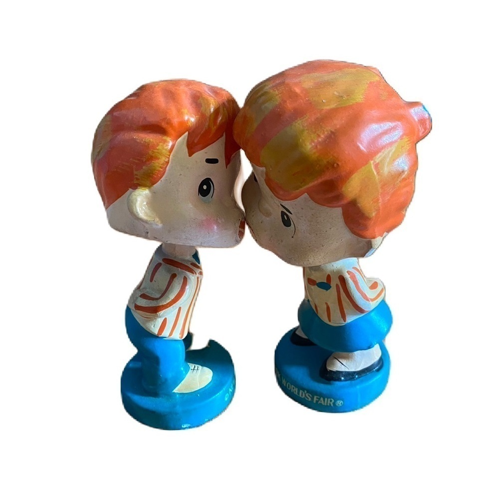 NEW YORK WORLD'S FAIR KISSING BOBBLEHEAD NODDERS Vintage 1963 Pair